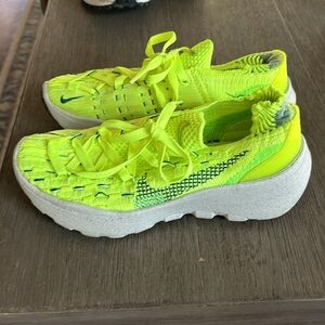 NIKE women’s Space Hippie 04. Size 7